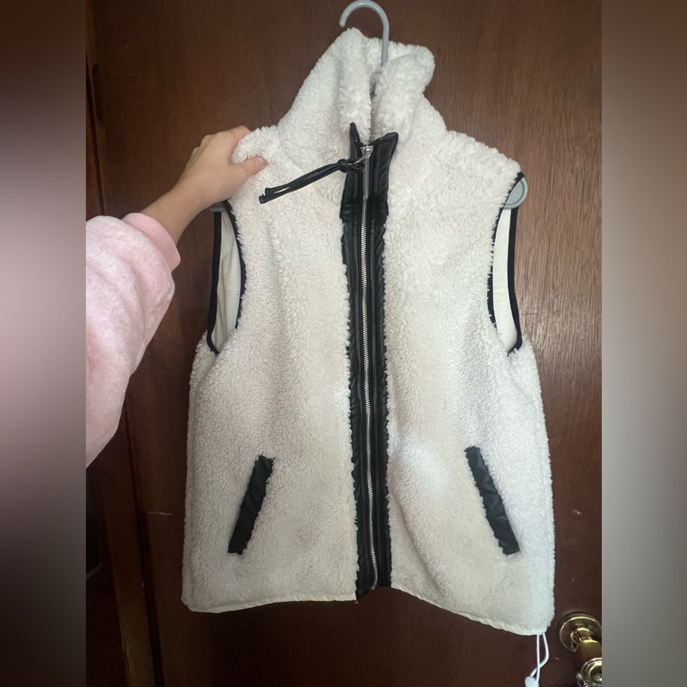 Abercrombie & Fitch Women’s cinched cocoon vest, color white and size small